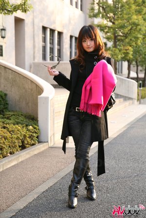 AV Idolz photo collection featuring Saori demonstrating hot shape